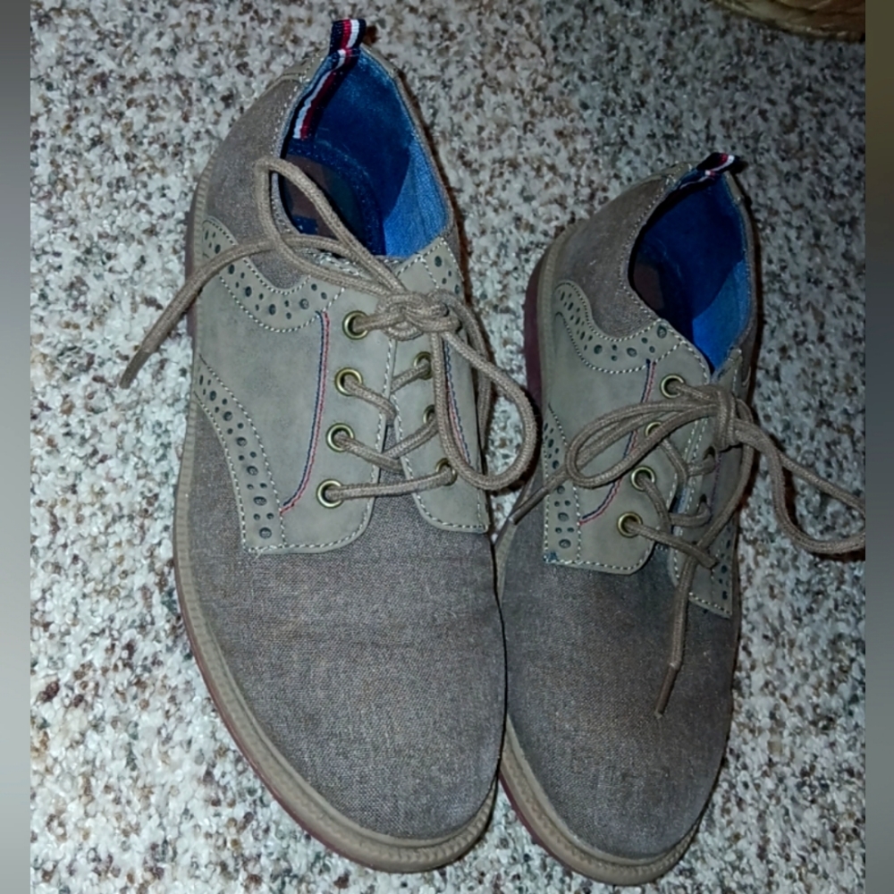 NWOT Tommy Hilfiger Boys lace up Shoe